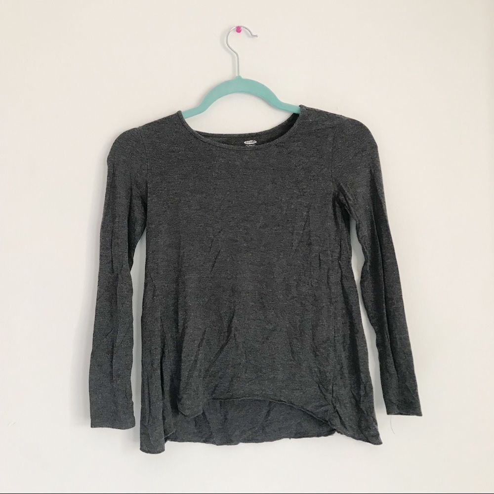 grey long sleeve shirt